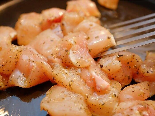 FIJN GESNEDEN KIPFILET, GEMARINEERD. lekker op smaak, veelzijdig in gebruik