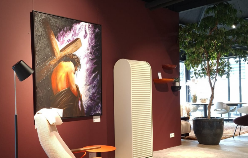 Groot expressief schilderij van Willem Vos met kruisiging in een stijlvolle interieursetting tijdens PASSIE for Art & Design.