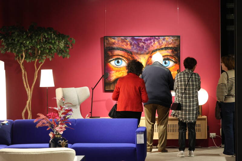 Visitors experiencing Willem Vos’s paintings within the interior settings of Wiechers Wonen during Passie for Art & Design.