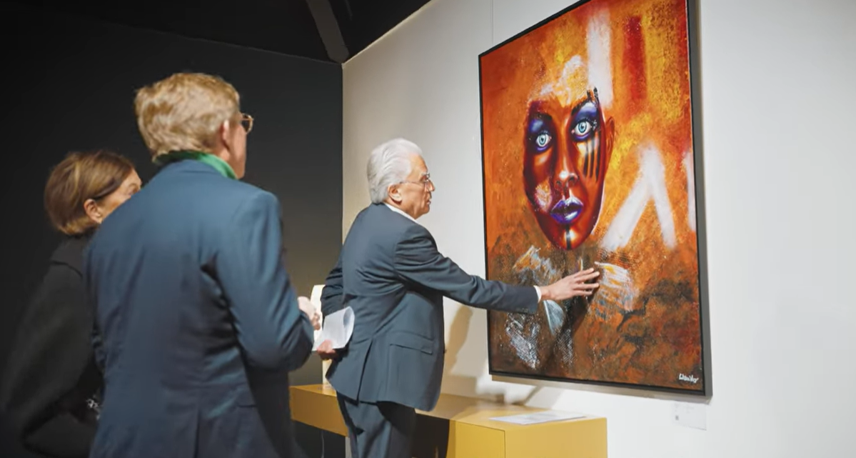 Kunsthistoricus en voormalig directeur van het Drents Museum Harry Tupan bekijkt een schilderij van Willem Vos tijdens de opening van PASSIE for Art & Design in Dwingeloo.