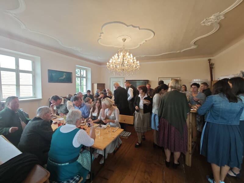 Gemütliches Beisammensein im Pfarrheim.