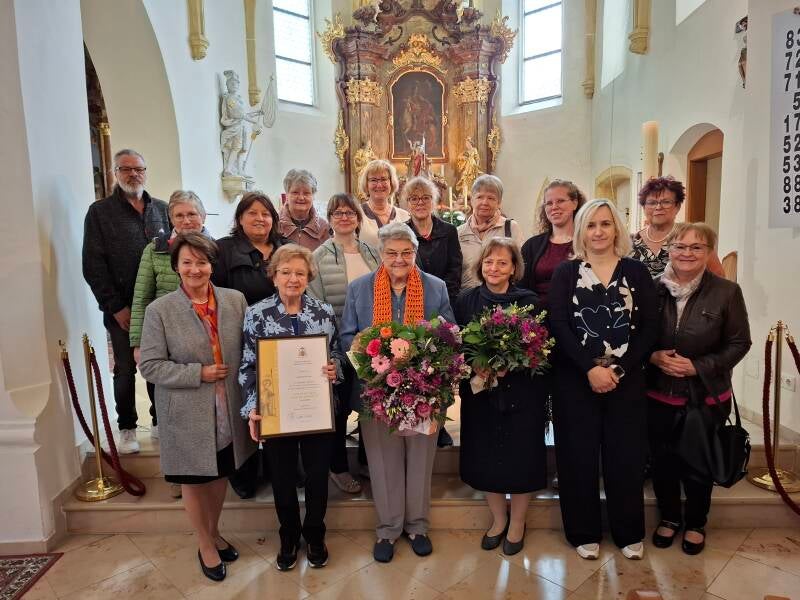Zahlreiche Gratulantinnen und Gratulanten mit der Jubilarin Adelheid De Icco in der Pfarrkirche Markersdorf. (Foto: Eveline Kern)