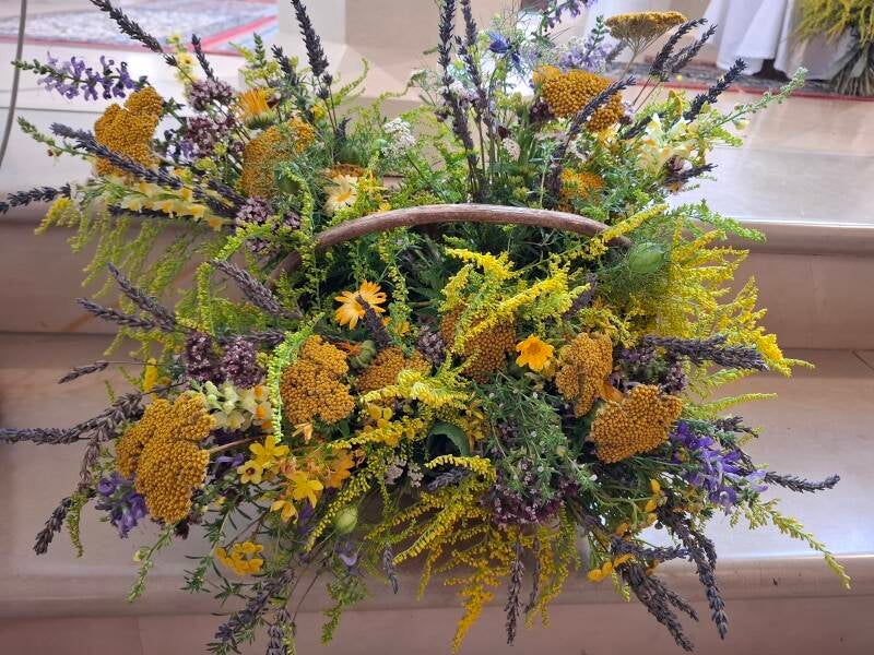 Kräuterbusch vor der Segnung in der Kirche