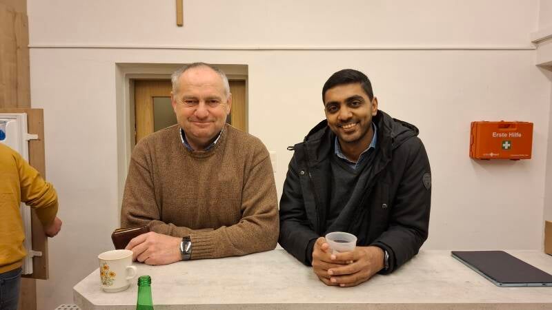 Mesner Josef Stauffer und Kaplan Sojan THOMAS in gemütlicher Atmosphäre in der Pfarrheim-Küche.