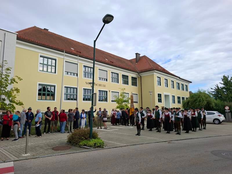 Festzug von der Volksschule zur Kirche