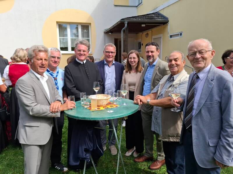 Gesellige Runde mit Wein und köstlichem Brot