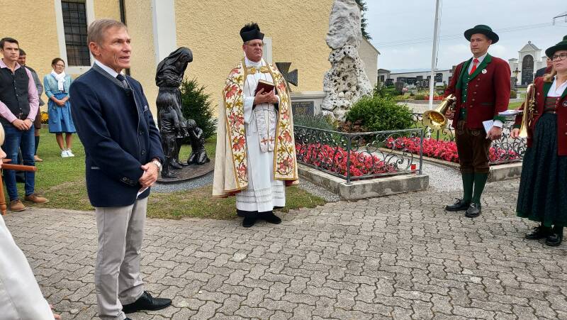 Künstler Karl Mondl erklärt sein Schaffen um die Skulpturgruppe, die im Rahmen eines Festaktes von Prior Pirmin Mayer gesegnet wurde.