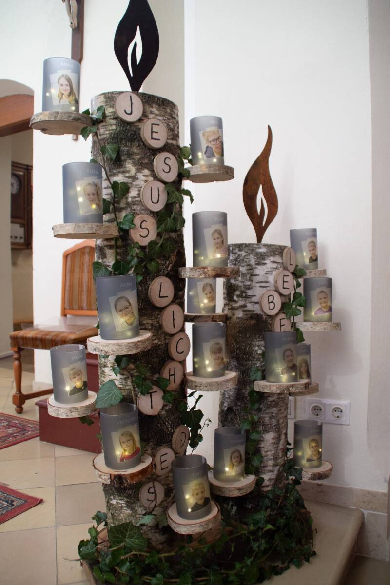 Die Lichter der Erstkommunionkinder erhellen nun unsere Pfarrkirche. 