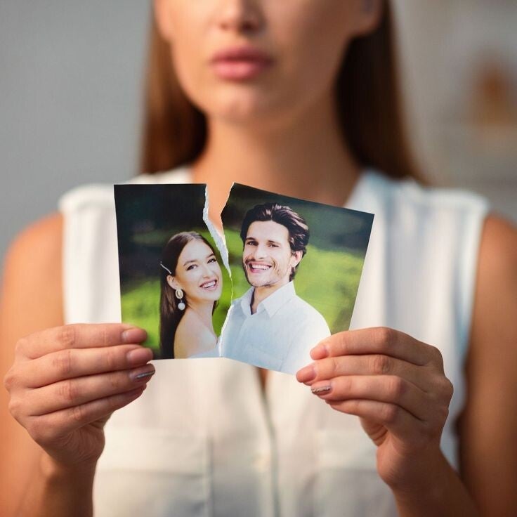Illustration des erreurs courantes à éviter lors de la reconquête amoureuse : insistance, dépendance émotionnelle et surveillance excessive.