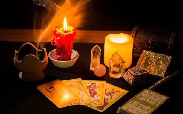 Énergie spirituelle et lumière autour d’un couple pour un rituel d’amour réussi