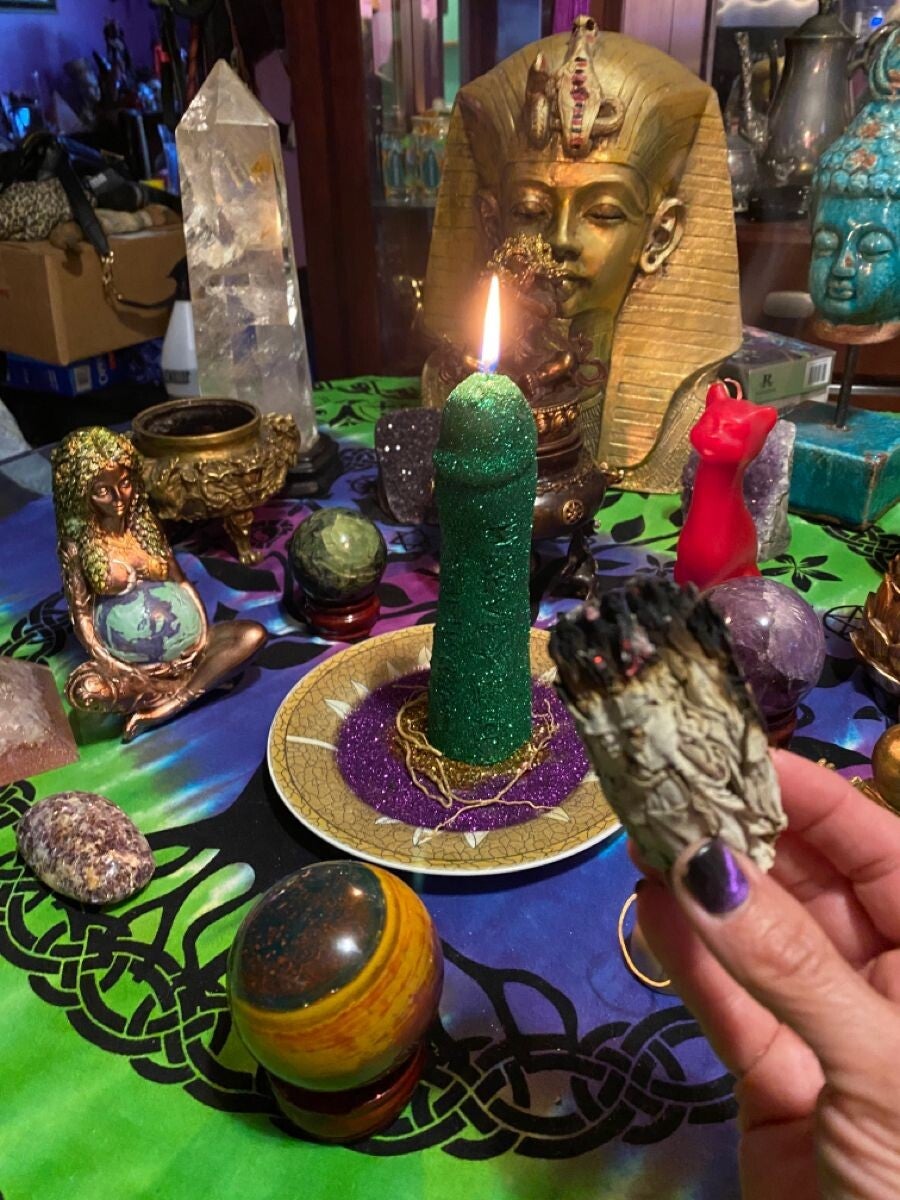 Le rituel de retour affectif vise à rétablir les sentiments et favoriser le retour de la personne aimée grâce à un travail spirituel sérieux et personnalisé.