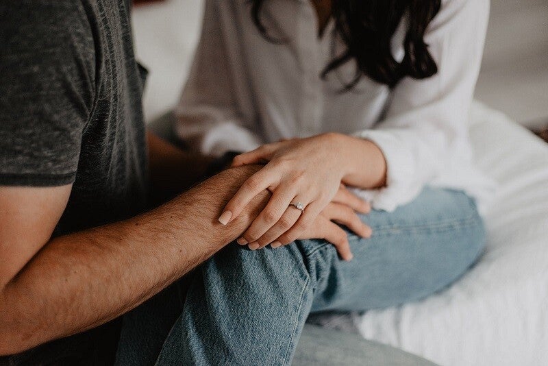 couple se retrouvant progressivement après une période de distance émotionnelle