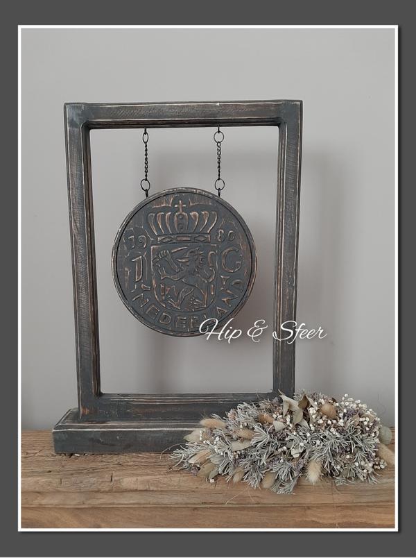 Houten 1 gulden munt in raamwerk