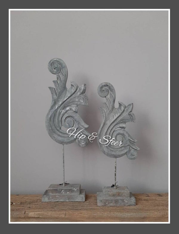 Houten ornament op voet grijs L