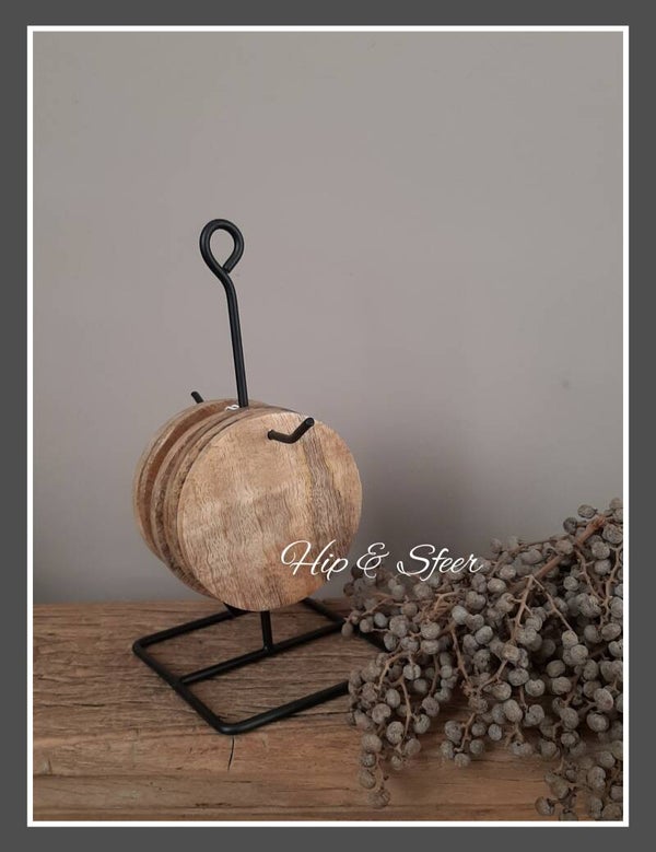 6 ronde houten onderzetters aan standaard