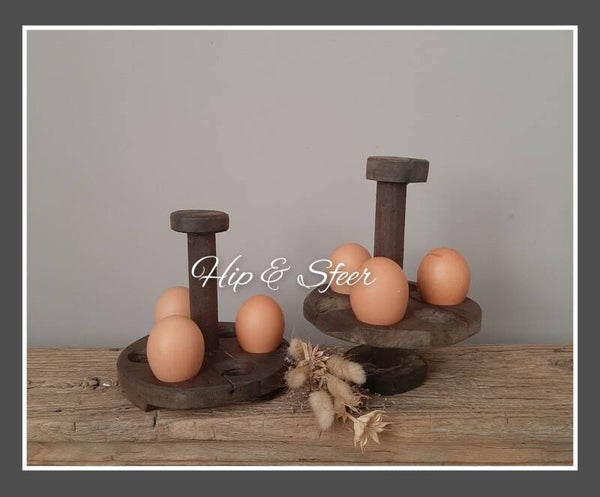 Houten eier houder op voet