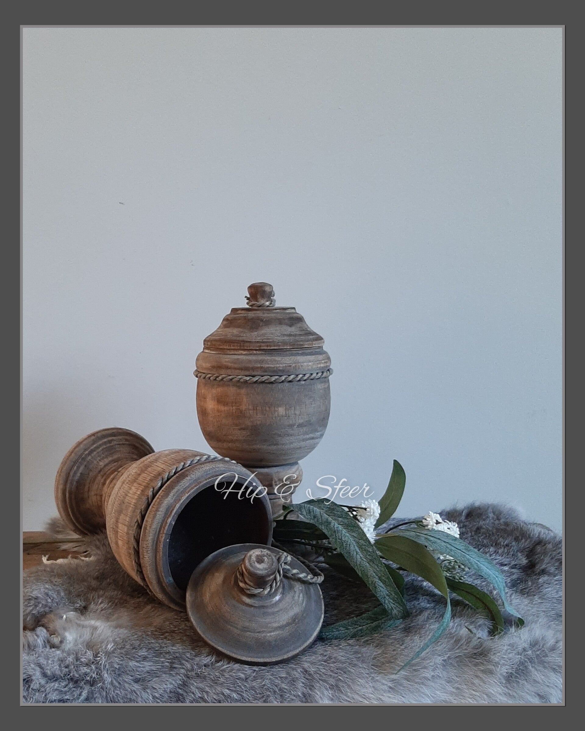 Houten Pot op voet met deksel