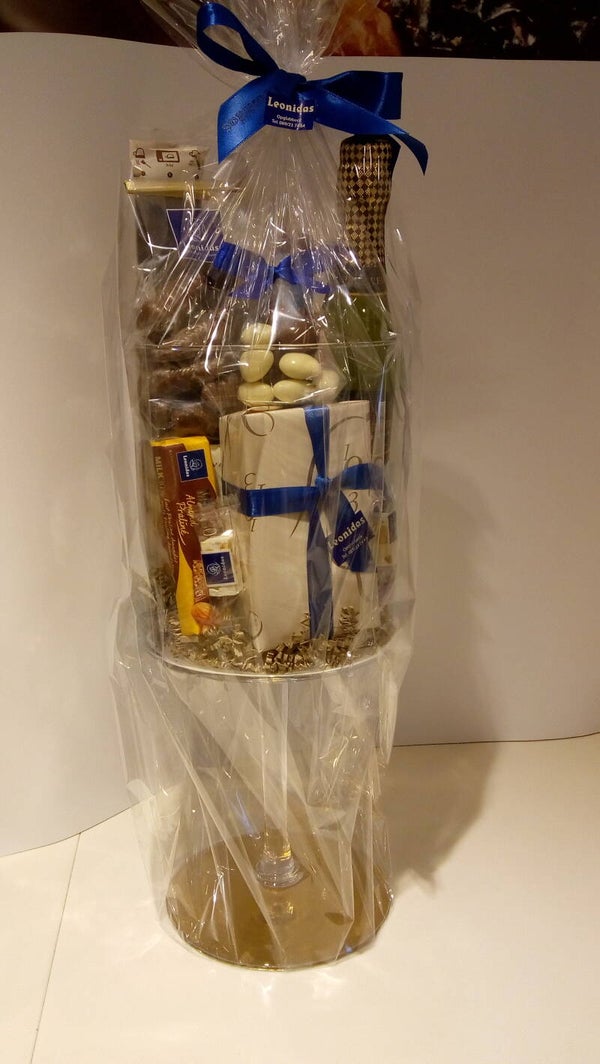 Groot windlicht op voet met vanalles lekkers en een flesje Cava