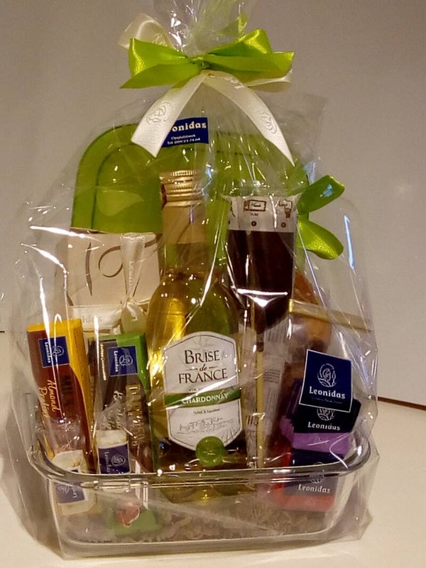 Pakket met microglof/oven-diepvriesschaal gevuld met van alles lekkers