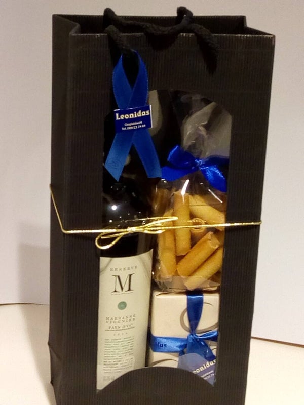 Pakket met koekjes, doosje van 250 gr pralines en een lekkere fles witte wijn