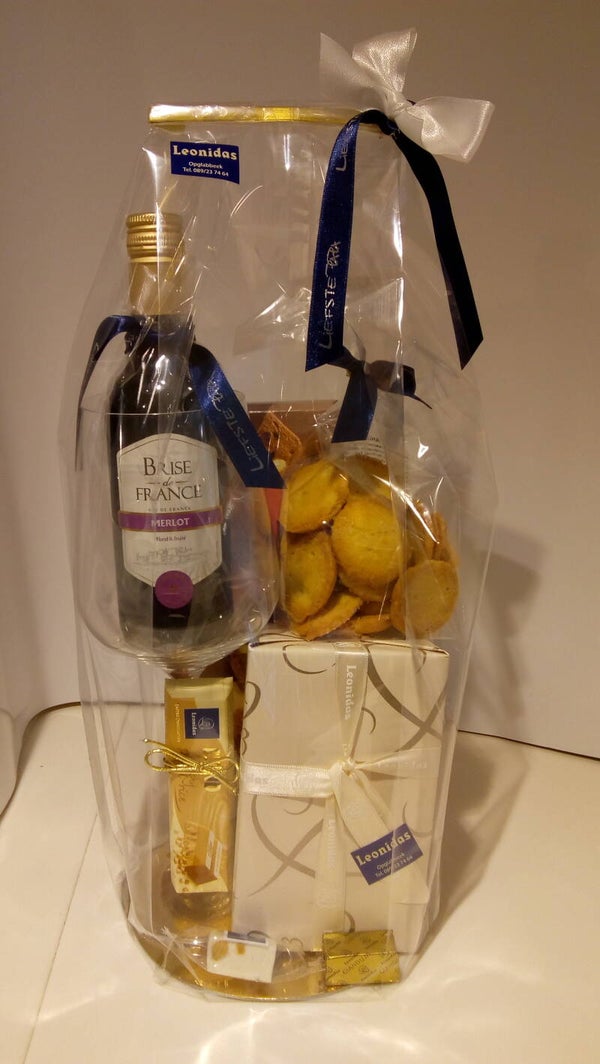 Pakket met luxe wijnglas gevuld met vanalles lekkers