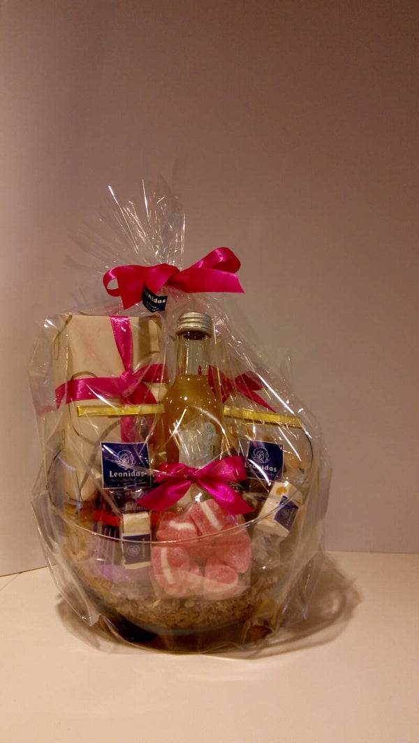 Glazen schaal met flesje appelsap en vanalles lekkers