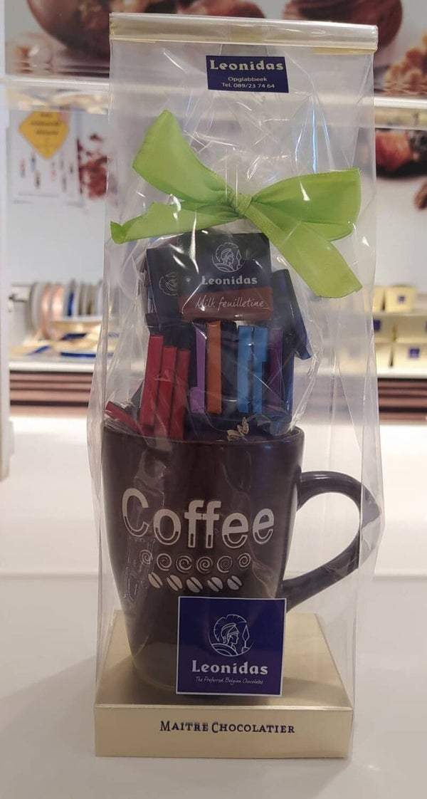 Beker "coffee" gevuld met vanalles lekkers van Leonidas