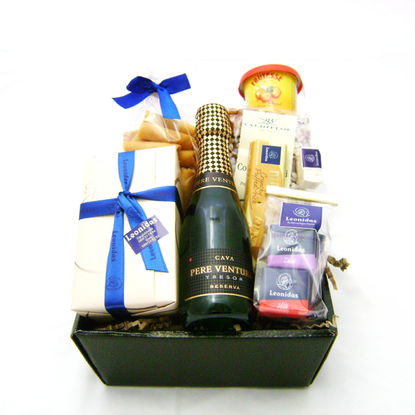 Mandje gevuld met allerlei lekkernijen en drankje naar keuze