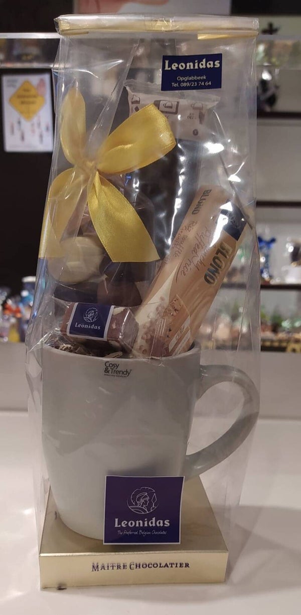 Effen tas grijs-groen met vanalles lekkers van Leonidas