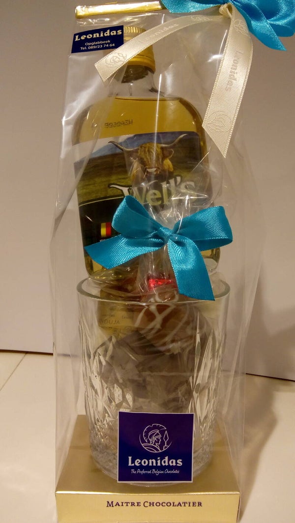 Whiskey glas gevuld met pralines en een flesje Whiskey van stokerij Rubbens