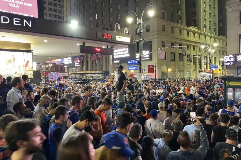 Knicks fans celebrating win outside the garden