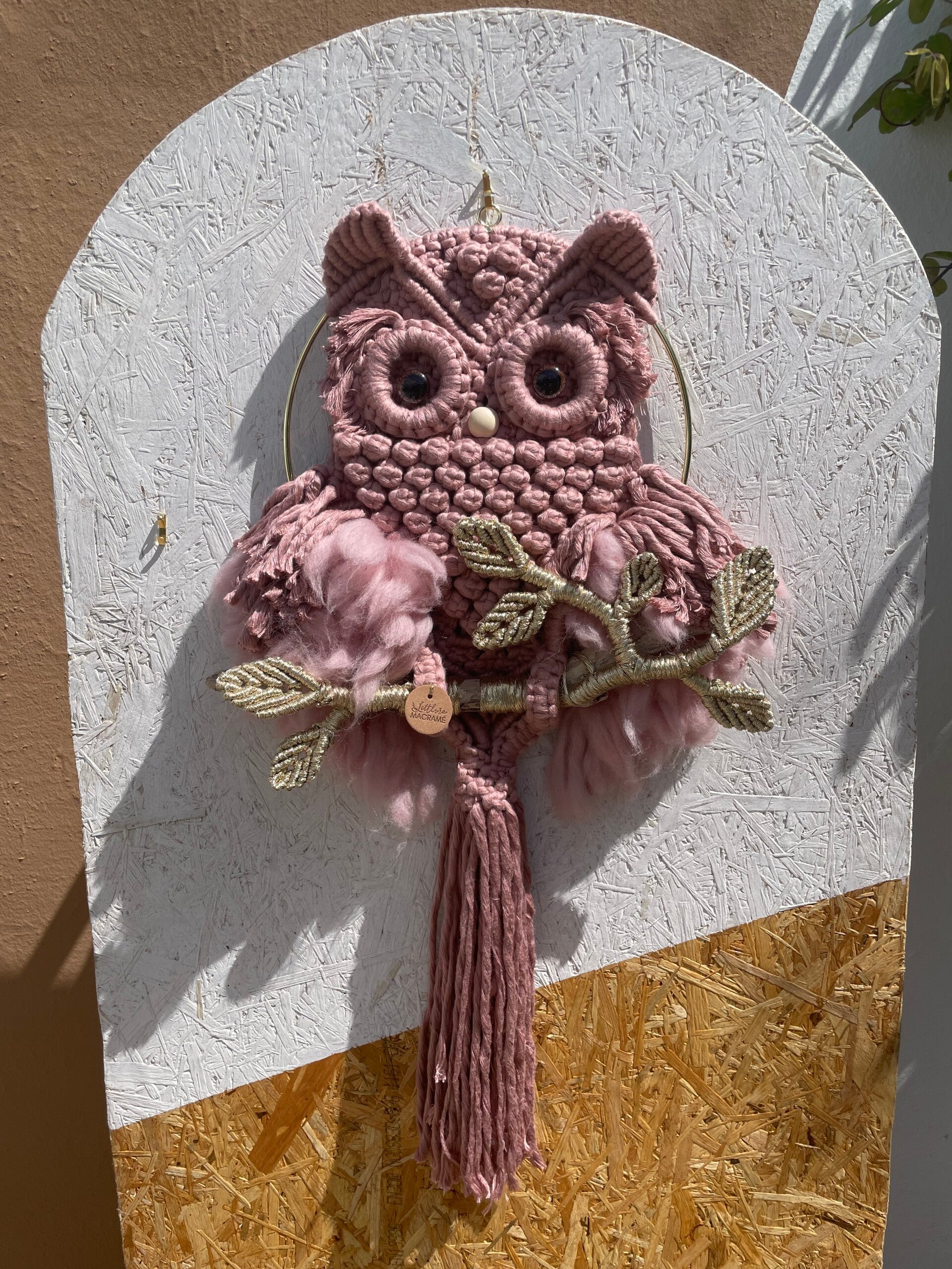 HIBOU AURORE – Décoration Macramé Fibre de Bambou Rose | Branche Dorée | Littlvro