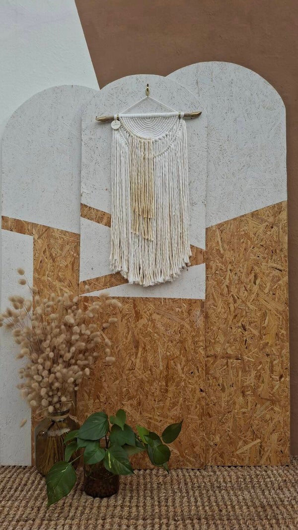 Nude & Golden_🌙 Demi-cercle doré – Tenture murale en macramé