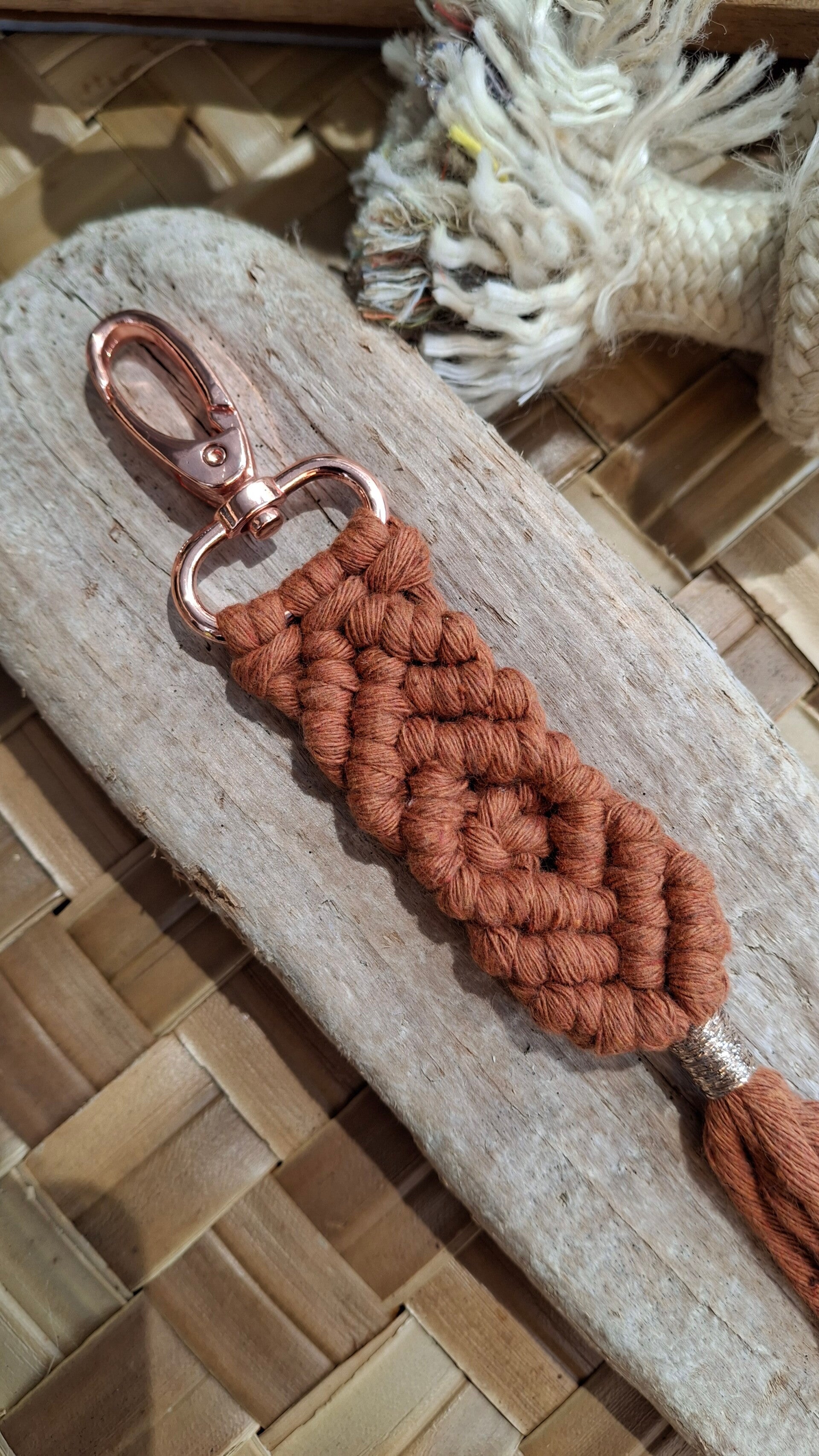 Porte-clés Macramé Fait Main – Ecureuil diamant | Bijoux de Sac Artisanaux | Littlvro Nantes