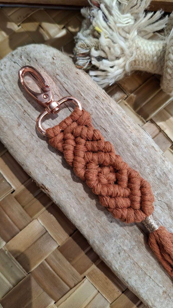 Porte-clés Macramé Fait Main – Ecureuil diamant | Bijoux de Sac Artisanaux | Littlvro Nantes