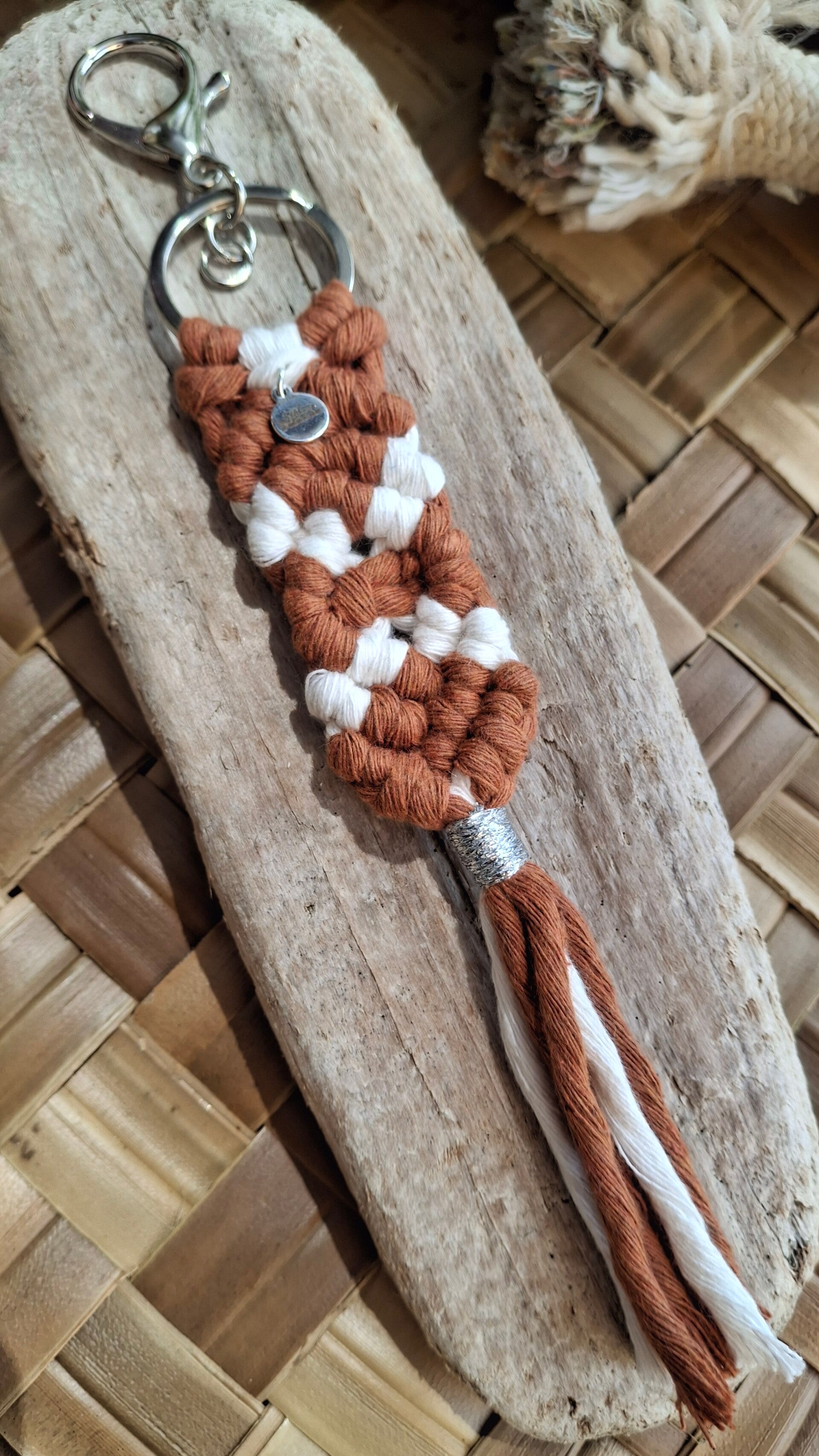Porte-clés Macramé Fait Main –Bicolore diamant | Bijoux de Sac Artisanaux | Littlvro Nantes
