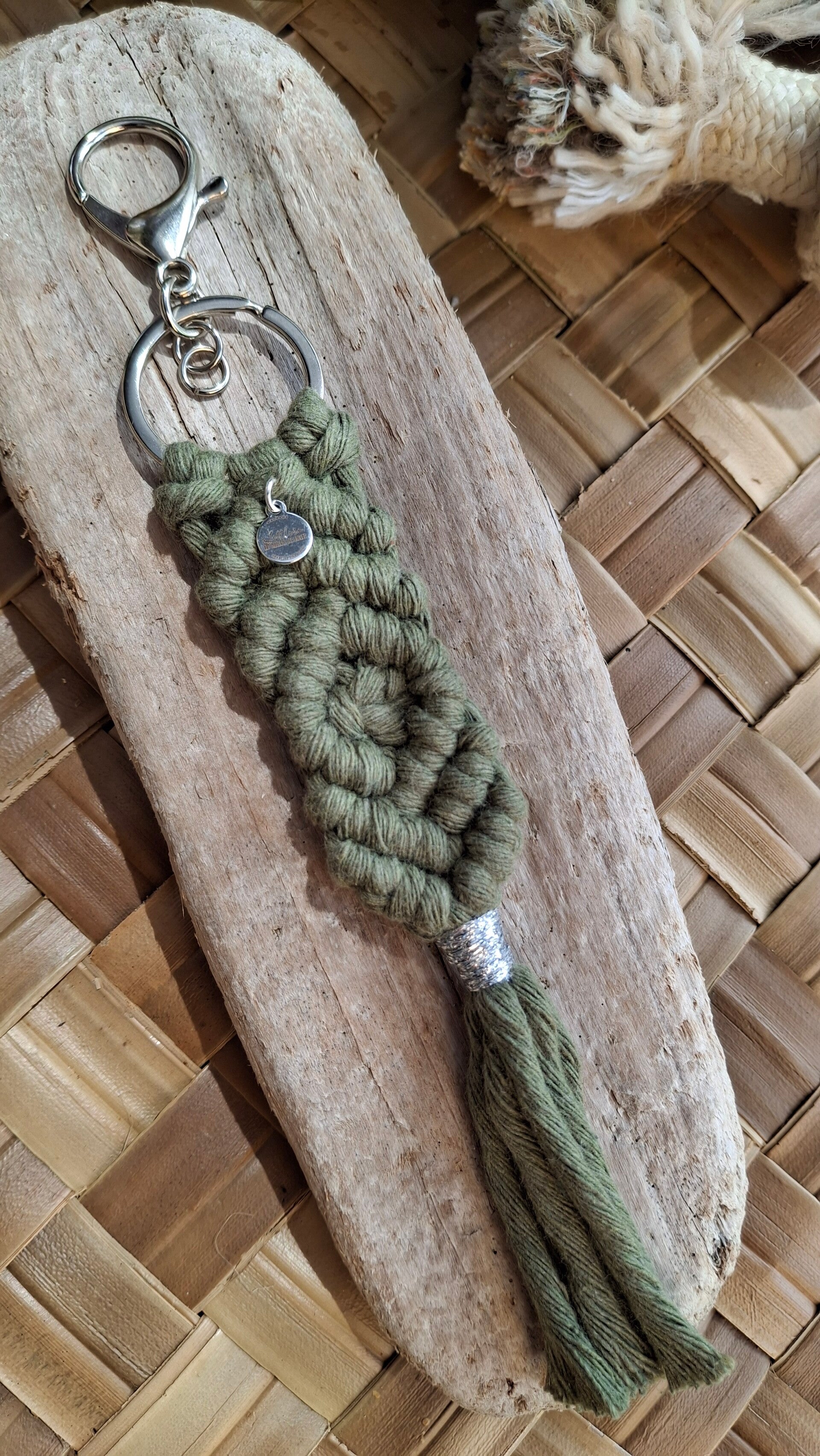 Porte-clés Macramé Fait Main – Kaki diamant| Bijoux de Sac Artisanaux | Littlvro Nantes