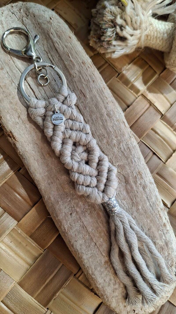 Porte-clés Macramé Fait Main – Greige diamant | Bijoux de Sac Artisanaux | Littlvro Nantes