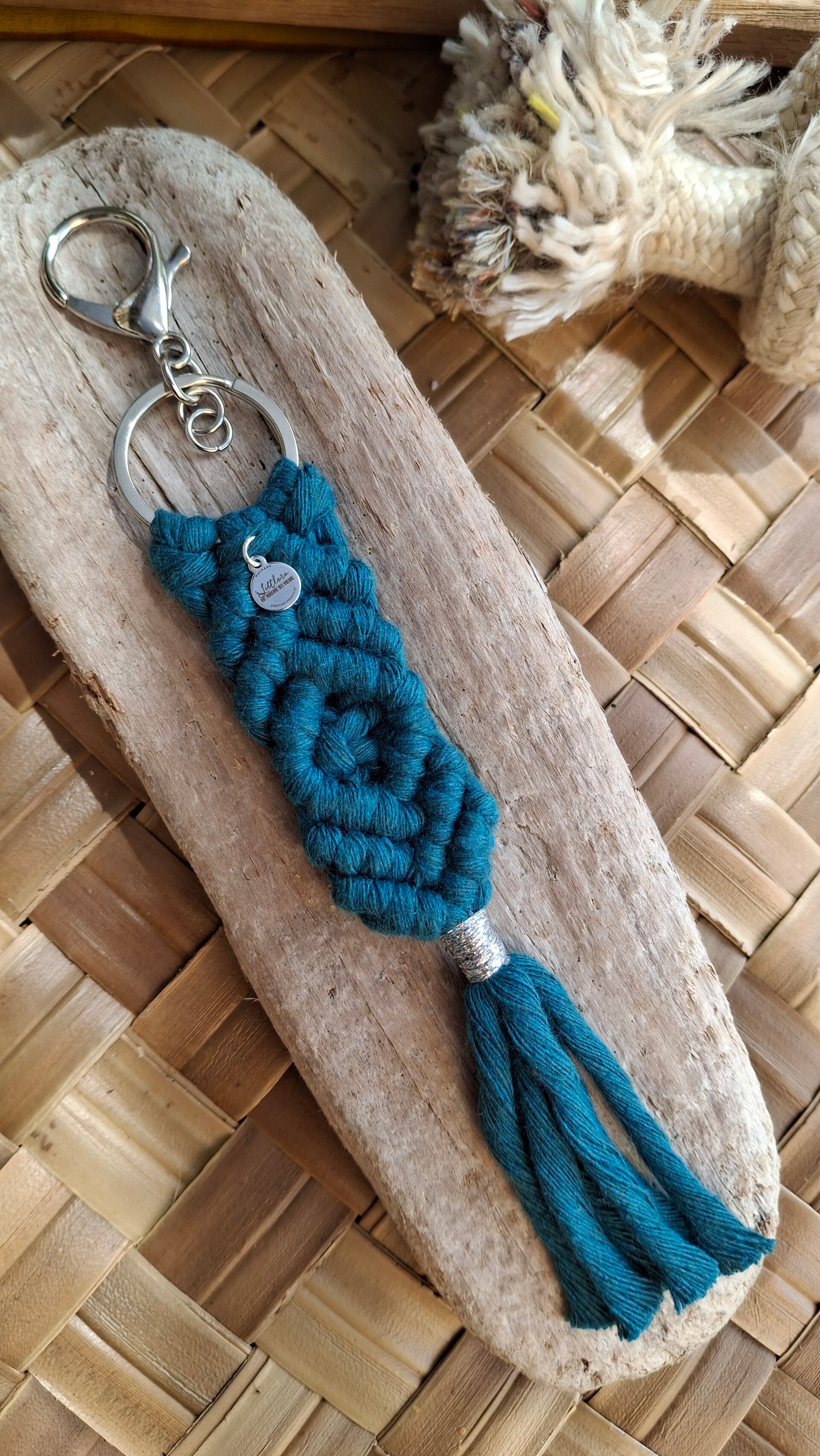 Porte-clés Macramé Fait Main – Canard diamant| Bijoux de Sac Artisanaux | Littlvro Nantes