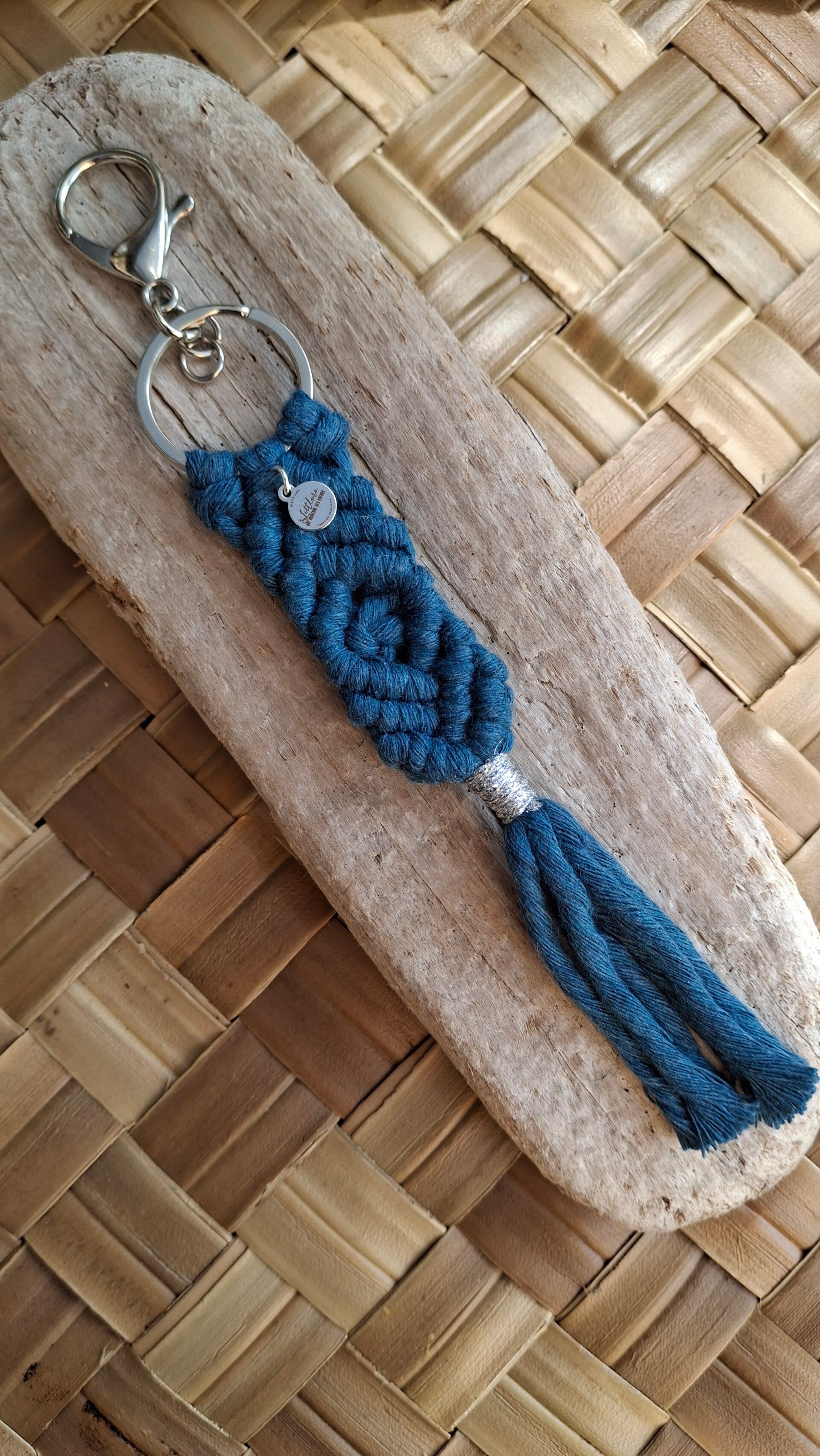 Porte-clés Macramé Fait Main – bleu diamant| Bijoux de Sac Artisanaux | Littlvro Nantes