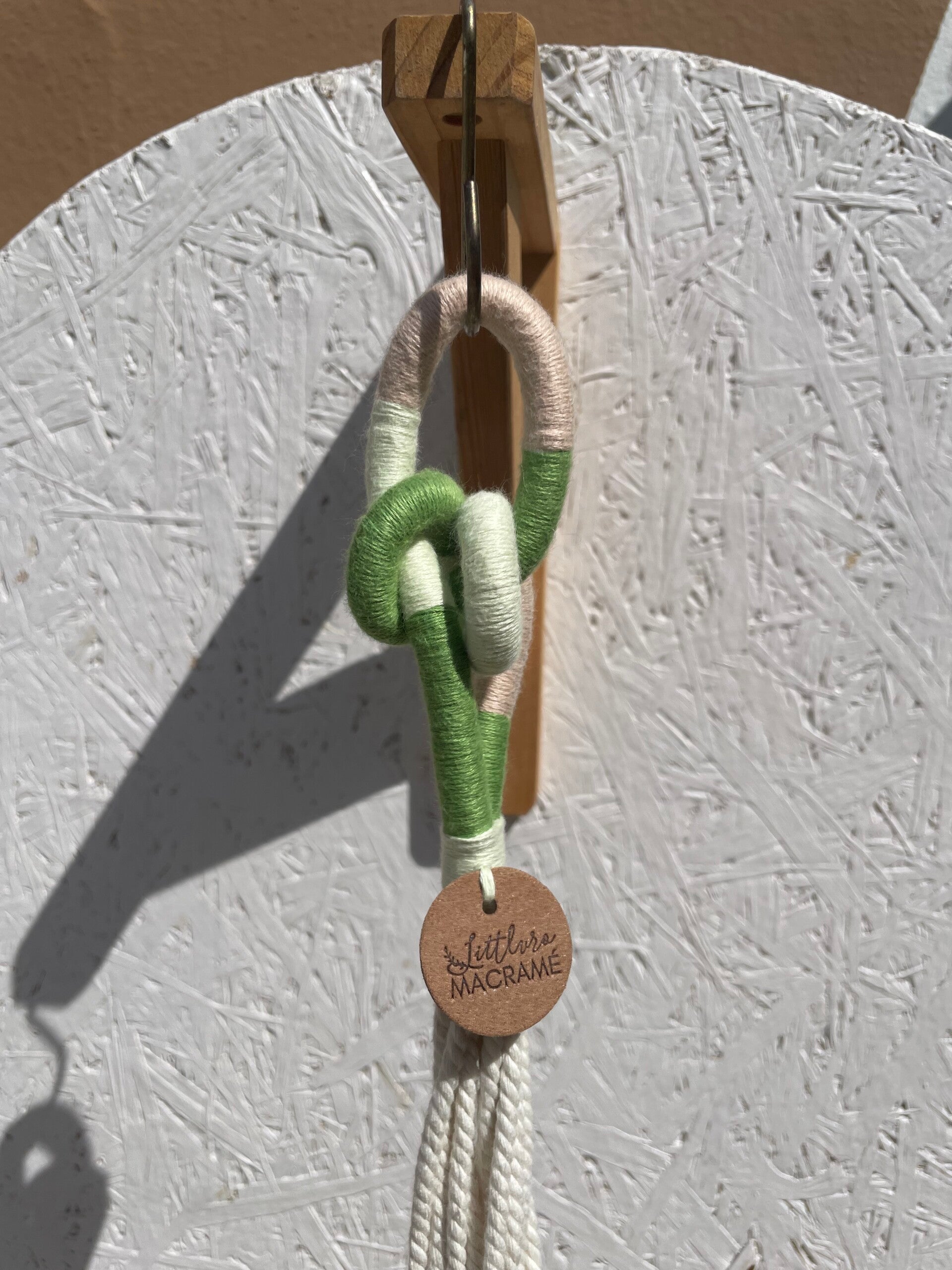 AQUARELLE – Suspension Macramé Coton Écru | Nœud Coloré Rose Pâle, Vert d'Eau & Kiwi | Nœuds Plats & Spirales | 1 Pot Intérieur | Littlvro