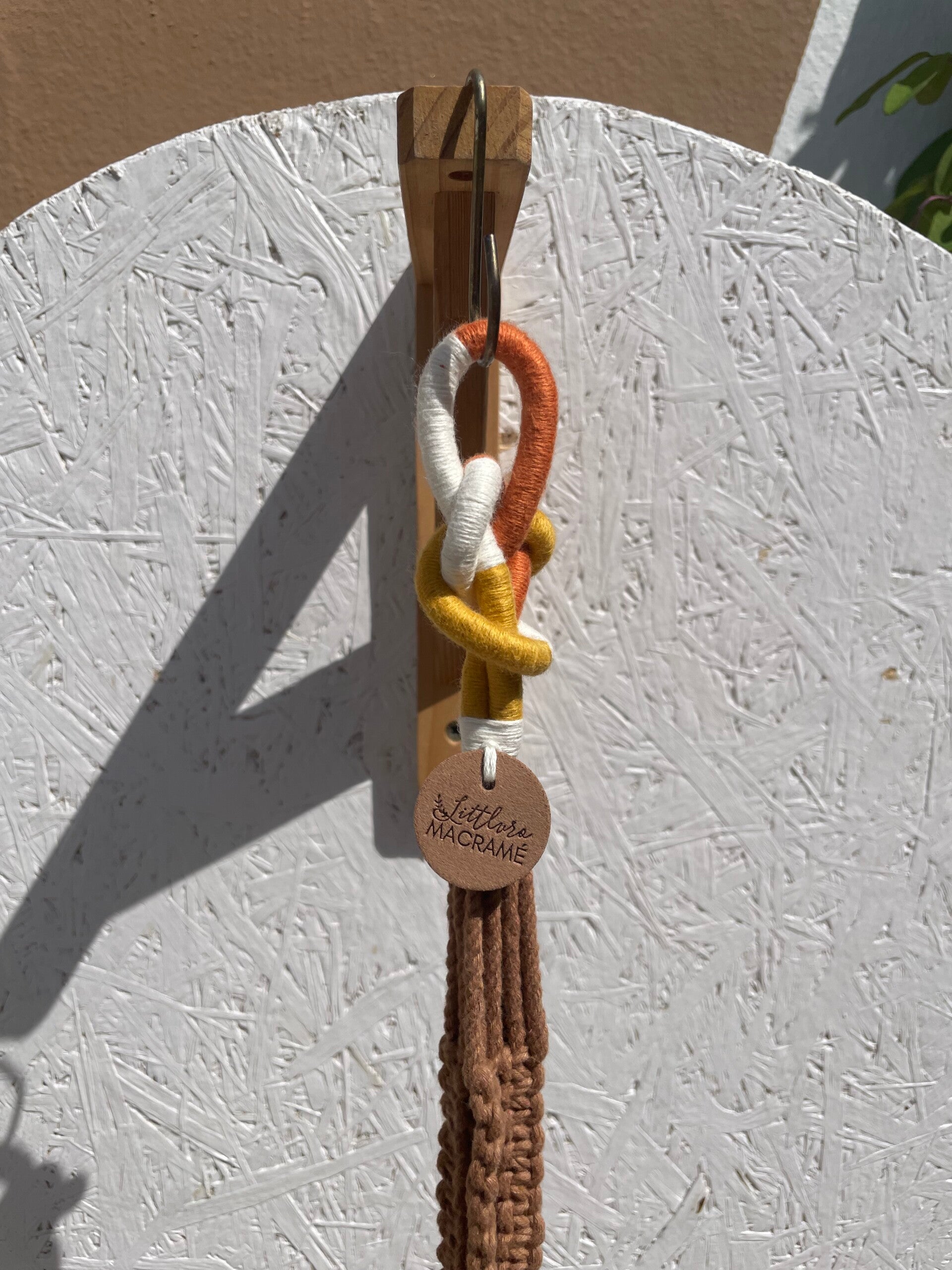 SOLSTICE – Suspension Macramé Coton Marron | Nœud Coloré Écru, Curry & Abricot | 1 Pot Intérieur | Littlvro