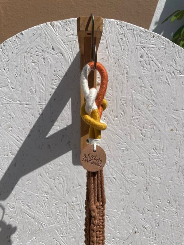 SOLSTICE – Suspension Macramé Coton Marron | Nœud Coloré Écru, Curry & Abricot | 1 Pot Intérieur | Littlvro