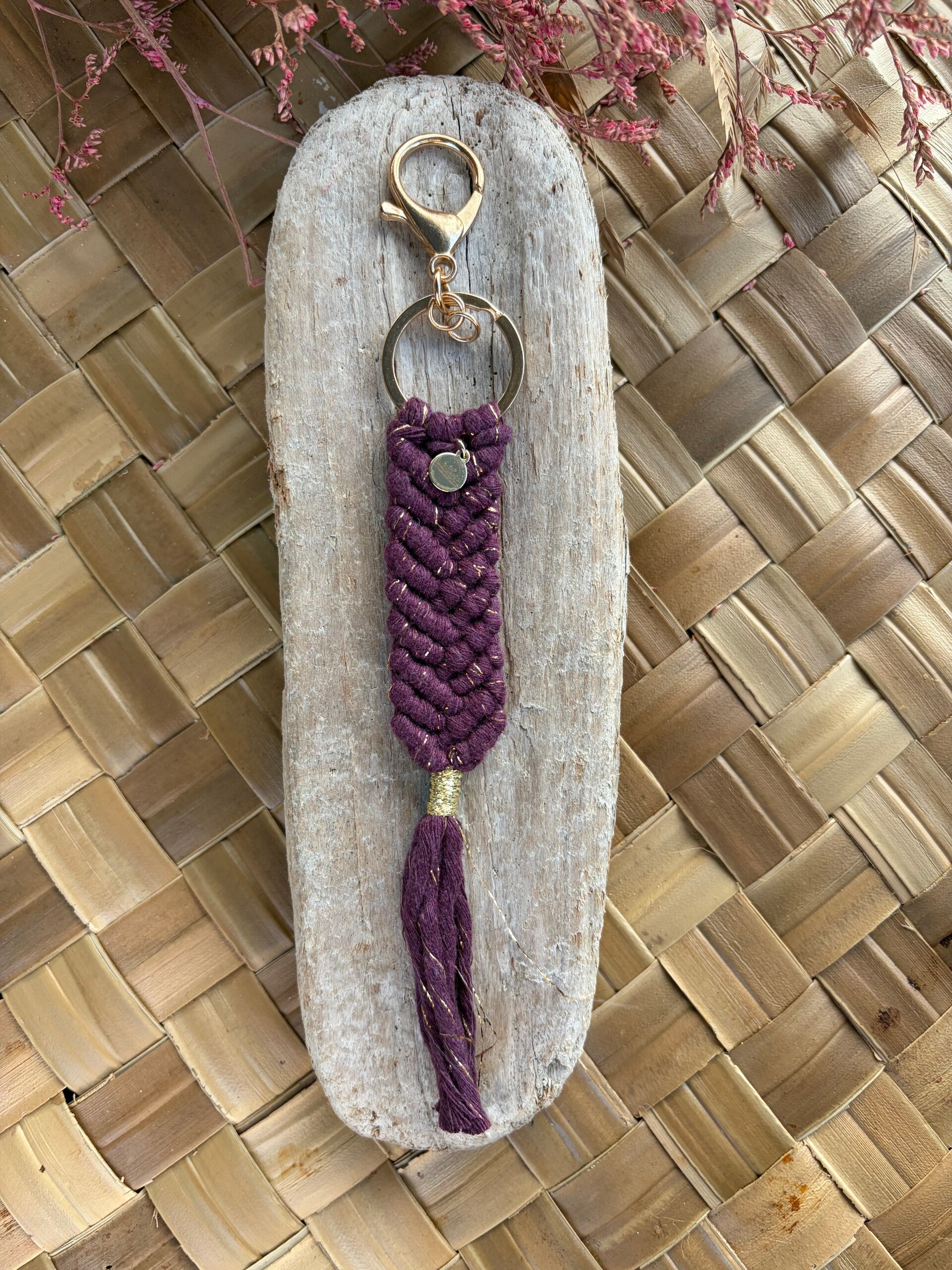 Porte-clés Macramé Fait Main – Aubergine lurex doré| Bijoux de Sac Artisanaux | Littlvro Nantes