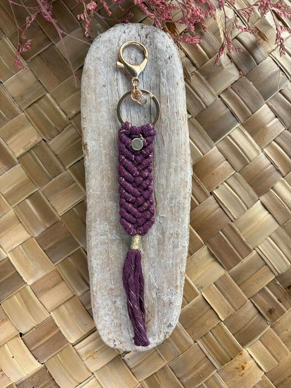 Porte-clés Macramé Fait Main – Aubergine lurex doré| Bijoux de Sac Artisanaux | Littlvro Nantes