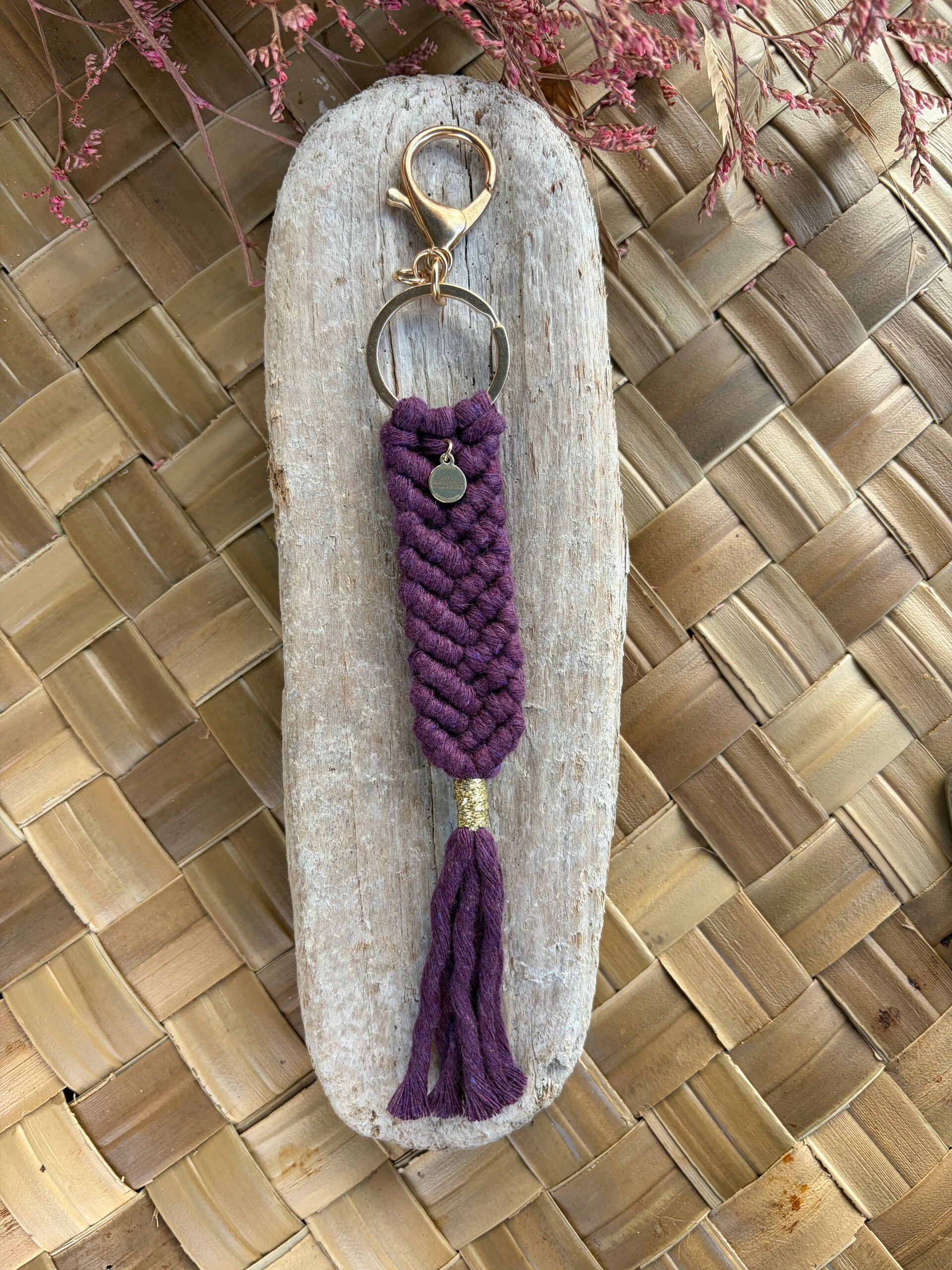 Porte-clés Macramé Fait Main – Aubergine| Bijoux de Sac Artisanaux | Littlvro Nantes