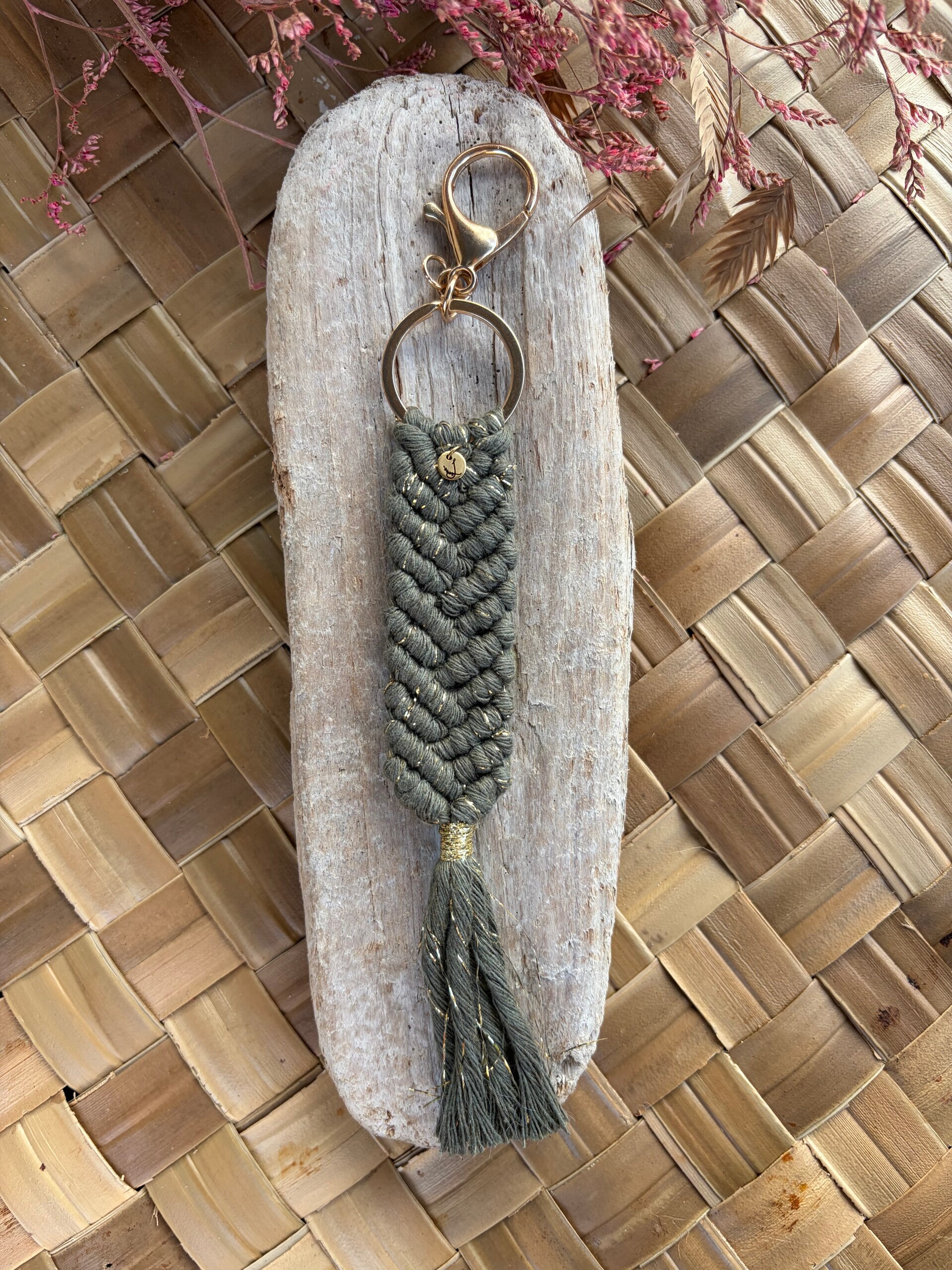 Porte-clés Macramé Fait Main – Avocat lurex doré | Bijoux de Sac Artisanaux | Littlvro Nantes