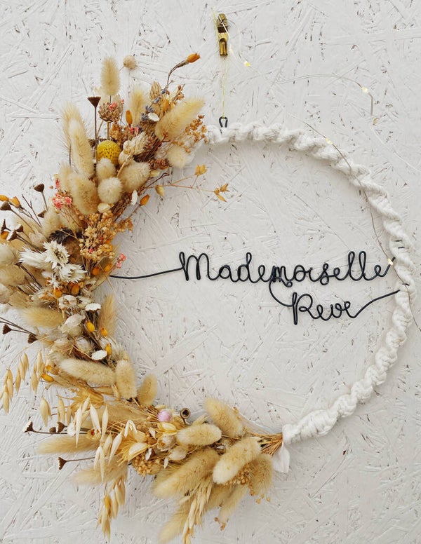Couronne "Mademoiselle Rêve"_ 🌸 Couronne de fleurs séchées en macramé écru – Suspension murale