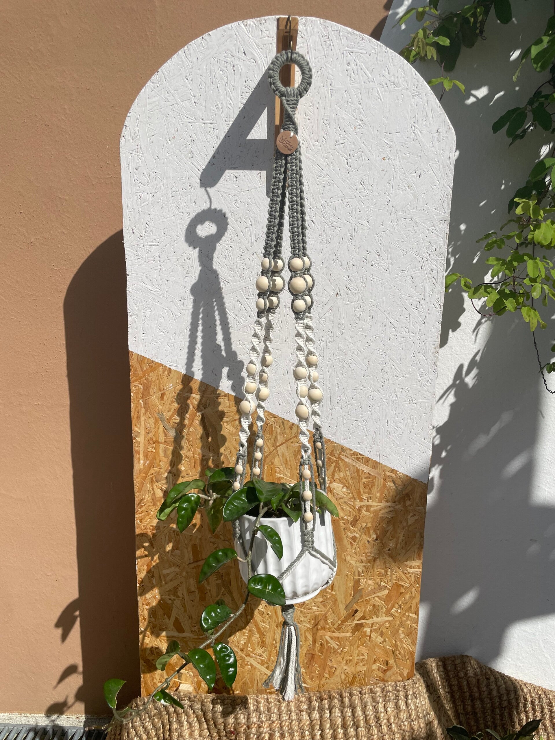 KERALA – Suspension Macramé Bicolore Coton Écru & Eucalyptus | Boules Bois | Nœuds Plats & Spirales | 1 Pot Intérieur | Littlvro