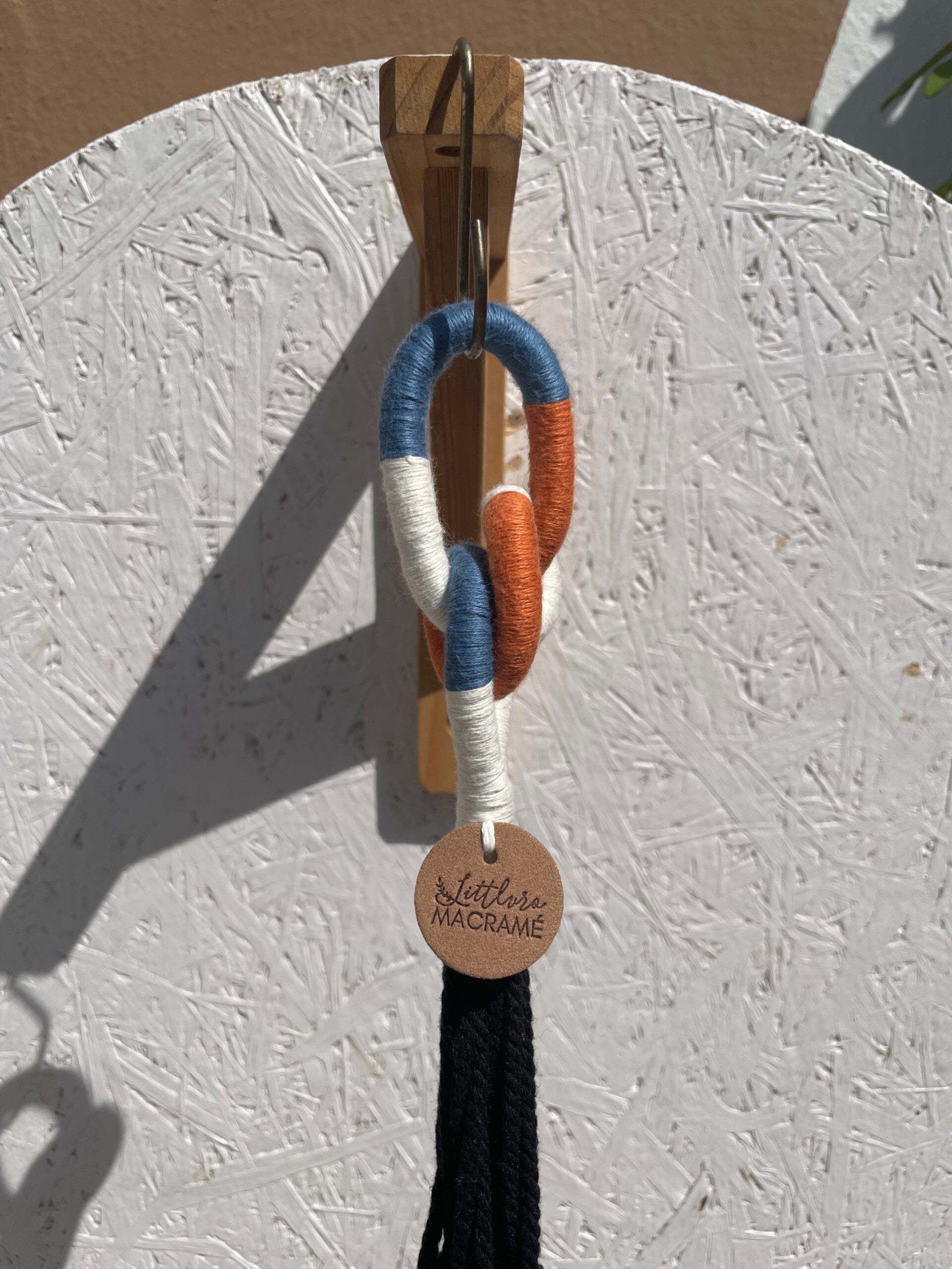 COSMOS – Suspension Macramé Coton Noir | Nœud Coloré Écru, Abricot & Bleu Pastel | Nœuds Plats & Spirales | 1 Pot Intérieur | Littlvro